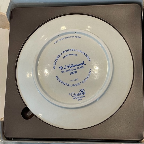 VINTAGE M.J. HUMMEL PLATE 1979 - "Singing Lesson" - Picture 7 of 15
